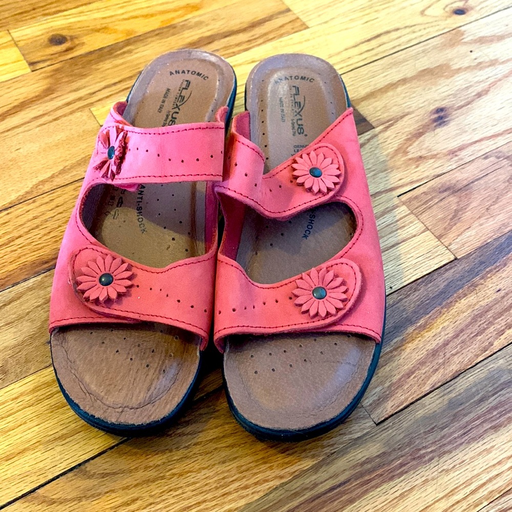 Flexus sandals. Super comfy. Made in Italy. Excellent condition. Size 39.